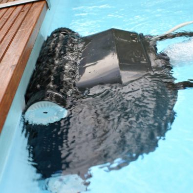Робо-пылесос в бассейне
